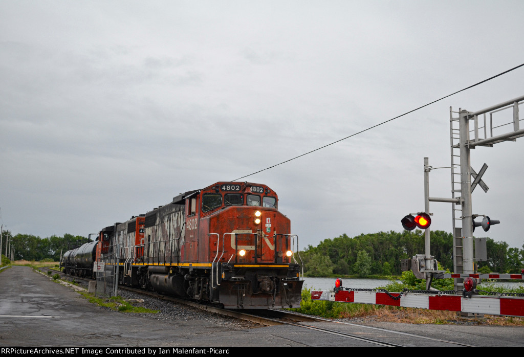 4802 leads CN 538 at Boulevard du Havre